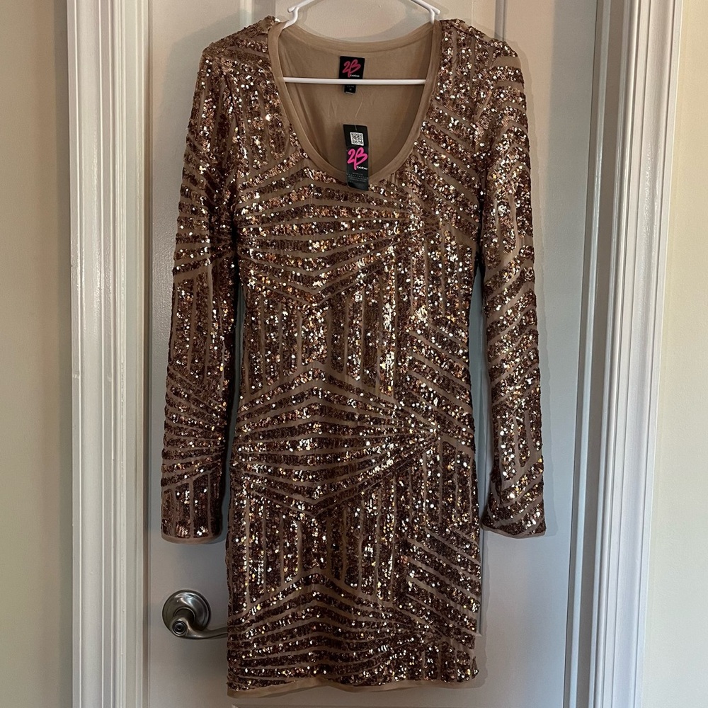 3/4 sleeve sequin daisy dress. Rose Gold size medium.